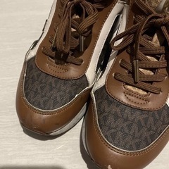 マイケルコース スニーカーの画像