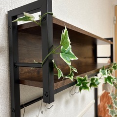 木のデザインの食器棚や収納棚の画像