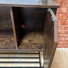 木のデザインの食器棚や収納棚の画像