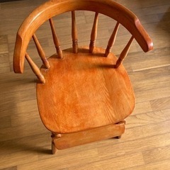 木製　お子様用の椅子の画像