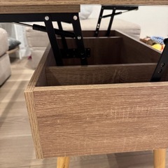 必要に応じて高さ、大きさが変えれるローテーブルの画像