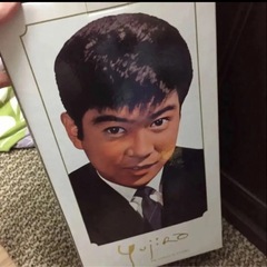 石原裕次郎ラベルのワインと日本酒の画像