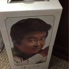 石原裕次郎ラベルのワインと日本酒の画像