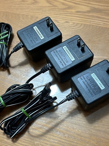監視カメラ電源12V用にどうですか　中古3個セットACアダプター
