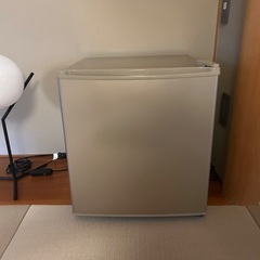 新品未使用！残り1台⭐️simplus 1ドア冷蔵庫 47L 　ゴールドの画像