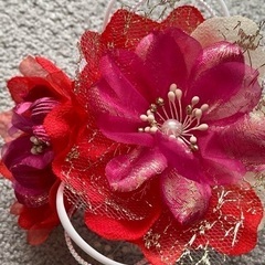 和風花飾り 赤とピンクの画像