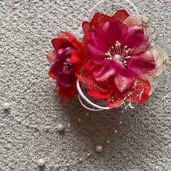 和風花飾り 赤とピンクの画像