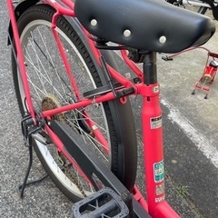 赤い自転車チャイルドシート付き、前部バスケットとリアキャリア付き。の画像