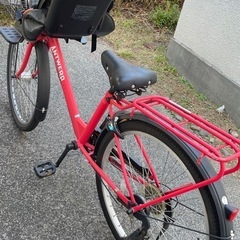 赤い自転車チャイルドシート付き、前部バスケットとリアキャリア付き。の画像