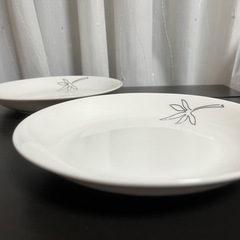 白いお皿2枚、葉っぱのワンポイント