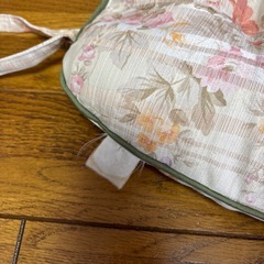 ピアノ椅子用の花柄座布団の画像