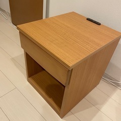 ナイトテーブル