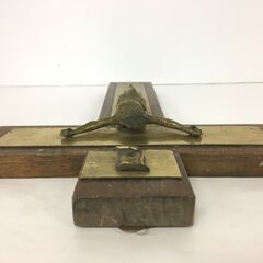 JME032K) ★大特価★ヨーロッパ雑貨 イエス・キリスト像 十字架/クロス アンティーク小物/ウッド調 重量260g（土台込み）/材質不明 中古品の画像