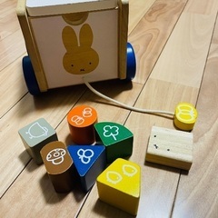 ミッフィー　おさんぽパズルカー　木製知育おもちゃ