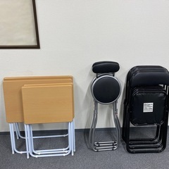 パイプ椅子×4、背の高いパイプ椅子×2、折り畳み机(大・小)×各2、譲りますの画像