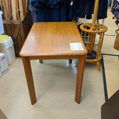 ダイニングテーブル 　ナチュラルカラー　コンパクトサイズ　天板キズ・汚れ　お得品【浜村鹿野温泉ICから3分 買取本舗 宮本リサイクル 営業時間9～19時 定休日水曜のみ←連絡できませんm(_ _)m】の画像