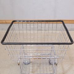 DULTON(ダルトン)のLAUNDRY CART(ランドリーカート)CHROMEです。アメリカや欧米のランドリーカートをイメージしデザインされたキャスター付ワゴン。一人暮らしの方にもオススメ♪の画像