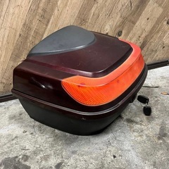 ★ 汎用 リアボックス トップケース バイク バックレスト付 バイクボックス バイクリアボックス レッド　エンジ　スクーター　原付　鍵2本の画像