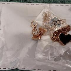 黒ハートネックレスとピアスセットの画像