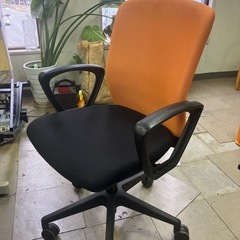【中古品】オフィスデスク、チェアー　セット　スチール製　机の寸法、横幅1000奥行き695高さ700の画像