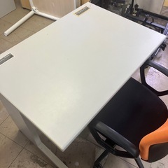 【中古品】オフィスデスク、チェアー　セット　スチール製　机の寸法、横幅1000奥行き695高さ700の画像