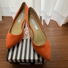 アバハウスのスェードパンプスの画像