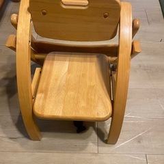 ベビーカーと子供用椅子の画像