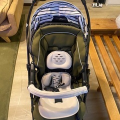ベビーカーと子供用椅子の画像