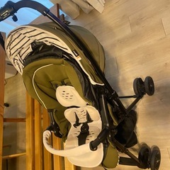 ベビーカーと子供用椅子の画像