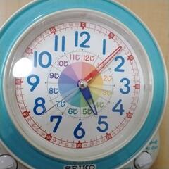 時計の知育玩具（子供チャレンジ）とSEIKO目覚まし時計（ジャンク）の画像