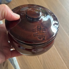 陶器の入れ物の画像
