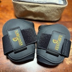 馬具　黒色　馬の後ろ足のプロテクター
