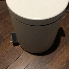 足で開けられるゴミ箱