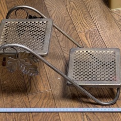 金属製の鉢置き台の画像