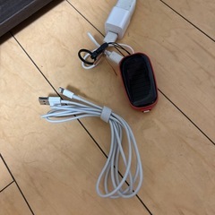 ライトニングケーブルと太陽光充電器です！