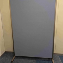 テーブル、イス4脚、パーテーション無償の画像