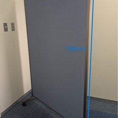 テーブル、イス4脚、パーテーション無償の画像