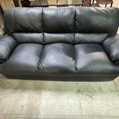 黒の合成皮革 3人掛けソファの画像