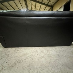 黒の合成皮革 3人掛けソファの画像