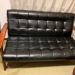 シックな感じのおしゃれな2人掛けソファ
