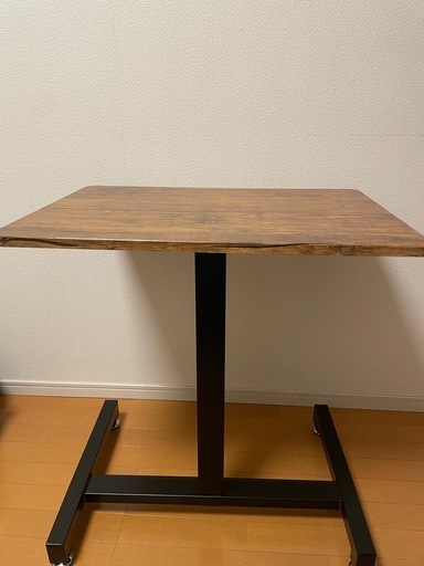 無段階で昇降できるデスク\n