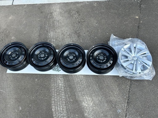 トヨタ　ルーミー　新車外し　14インチ
ホイールとホイールキャップ