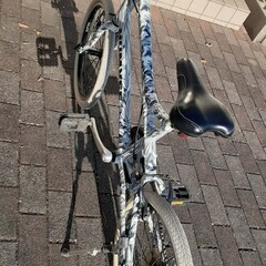クロスバイク？迷彩柄の自転車の画像