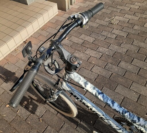 クロスバイク？迷彩柄の自転車