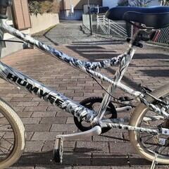 クロスバイク？迷彩柄の自転車の画像
