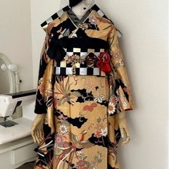 【振袖フルセット】黒と金色の花柄振袖の画像