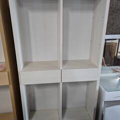 幅90cm奥行33cmのスリムな書棚になります！引き出しも付いて...