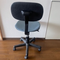 IKEAの勉強机２つと　椅子2組の画像