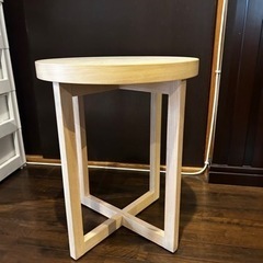 しっかりした造りのテーブルの画像