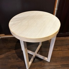 しっかりした造りのテーブル